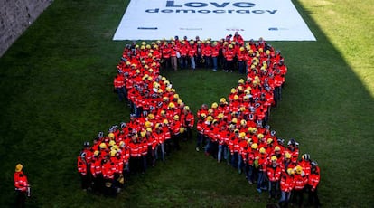 Bomberos de la sectorial de la Asamblea Nacional Catalana forman un gran lazo amarillo en protesta por la aplicación del articulo 155.