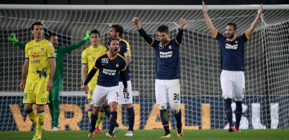 Alegría de los jugadores del Verona tras vencer el derbi ante el Chievo.