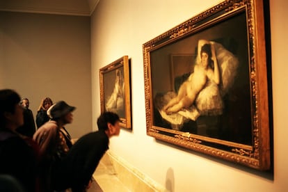 Instalado en un edificio señorial del siglo XVIII, ofrece una mirada única a los vaivenes históricos del alma española; imperiosa en los retratos reales de Velázquez, turbulenta en las Pinturas Negras de Goya. El Prado (www.museodelprado.es) estaría ya entre las mejores pinacotecas de Europa únicamente por su colección de maestros españoles, desde El Greco a Zurbarán, pero las piezas de pintores del resto de Europa que atesora, desde Rembrandt hasta Rubens, Brueghel o El Bosco, amplía más si cabe la lista de obras maestras que acumula su colección.