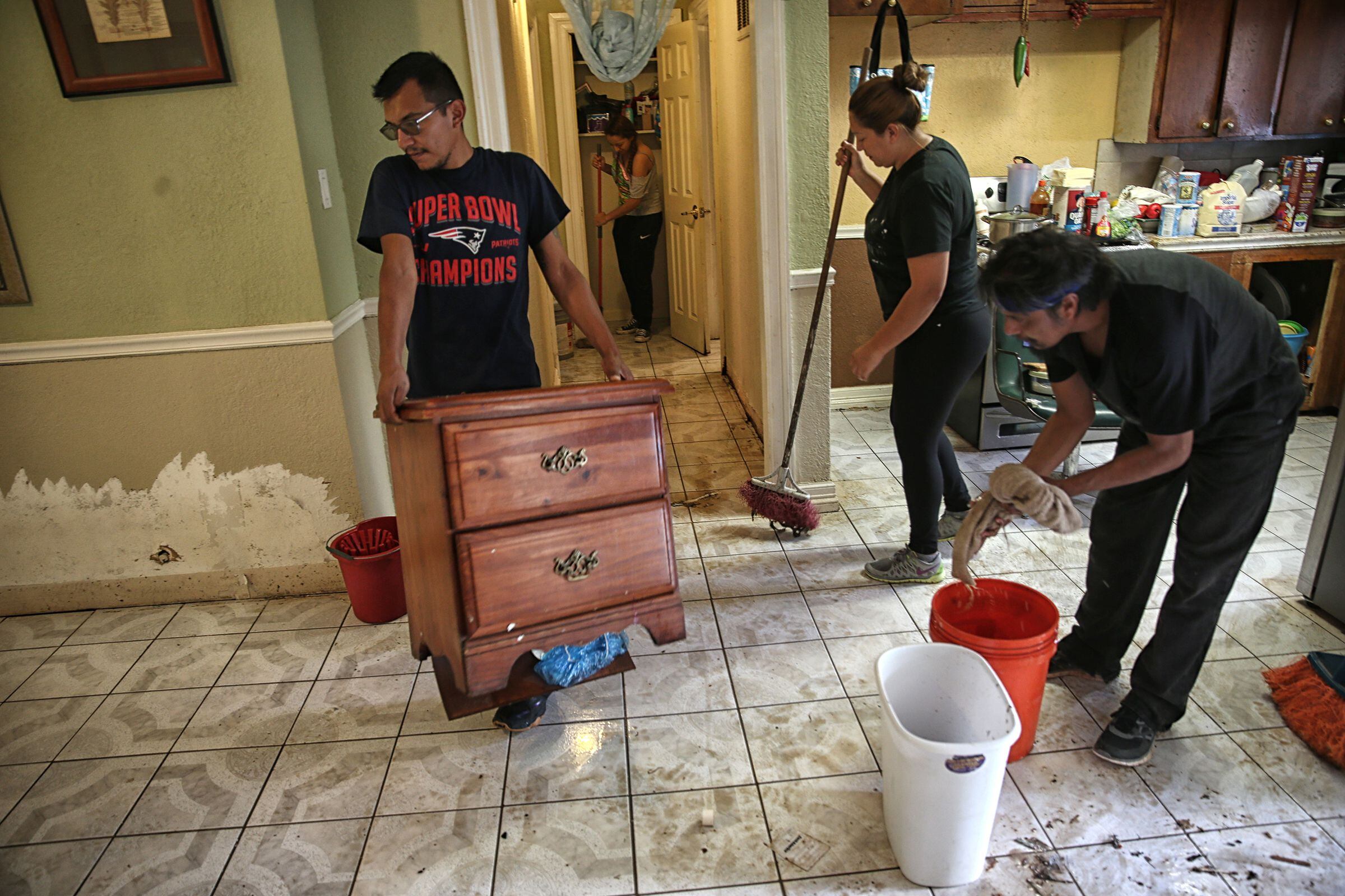 Juan Figueroa retira un mueble dañado de la casa de su madre en el noreste de Houston el 30 de agosto de 2017.