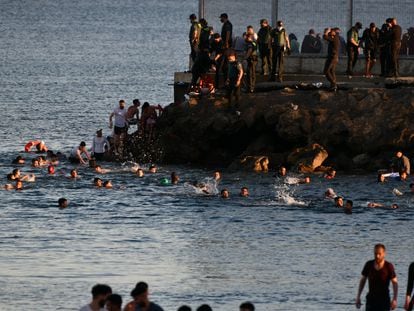 17-05-2021 Personas migrantes en la playa del Tarajal, a 17 de mayo de 2021, en Ceuta (España). España ha movilizado al Ejército en la ciudad tras la entrada de más de 5.000 marroquíes en 24 horas.
POLITICA 
Antonio Sempere - Europa Press
