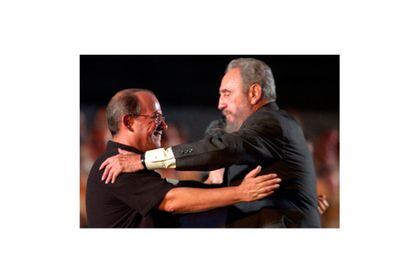 Fidel Castro abraza al cantautor Silvio Rodríguez tras un concierto en La Habana en 2004.