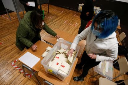 Las autoridades electorales cuentan los votos luego del cierre de las urnas en las elecciones constituyentes del 15 y 16 de mayo, en Valparaíso, Chile.