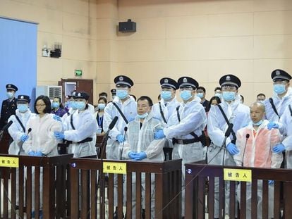 El periodista chino Chen Jieren y otros dos acusados en el juicio contra ellos en un tribunal en la provincia de Hunan