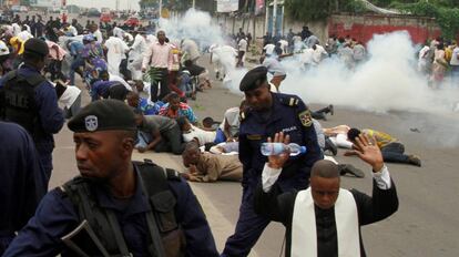 La policía dispersa con gases lacrimógenos a la manifestación de los católicos en Kinshasa.