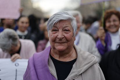 Paquita Oliveres, de 82 años, se manifiesta este miércoles por el Día de la Mujer en Barcelona.