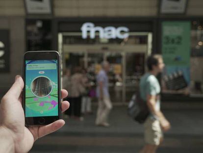 La parada de Pokémon Go en FNAC Callao ha atraído a jugadores dentro y fuera de la tienda.