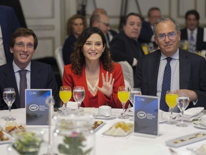 El alcalde de Madrid, José Luis Martínez-Almeida, la presidenta de la Comunidad, Isabel Díaz Ayuso, y el presidente de la Asamblea, Enrique Ossorio, durante un desayuno informativo este miércoles.
