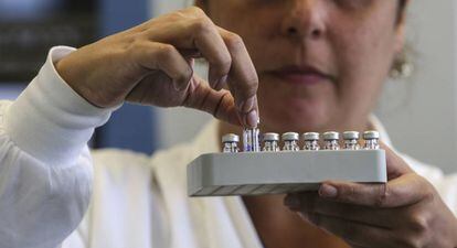 Probetas en el Laboratorio Brasileño de Control de Dopaje que asumirá los controles de los deportistas durante los Juegos Olímpicos de Río