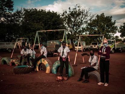 Massaca es un pueblo a una hora de Maputo, en el sur de Mozambique, donde hace 25 años las necesidades eran acuciantes: no había apenas acceso a servicios educativos ni sanitarios. Hoy, tras un cuarto de siglo de trabajo comunitario, esta población tiene un presente más amable para sus vecinos. En la imagen, un grupo de adolescentes de Massaca espera al autobús escolar para regresar a casa después de las clases.