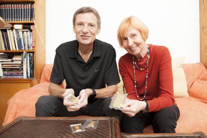 Una pareja alemana muestra sus lingotes de oro en su casa de Berlín.