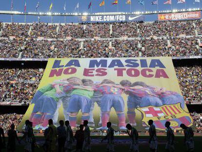 Pancarta en el Camp Nou en la que se lee &quot;La Masia no se toca&quot;.