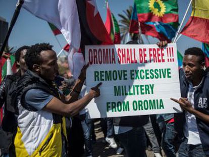 La lucha de los oromo por preservar sus tierras, representada por Feliya Lilesa en el maratón de Río, deriva en una represión policial con más de un millar de muertos en el último año