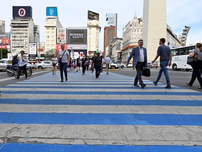 Un grupo de peatones cruza una avenida de Buenos Aires.