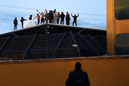 Un policía vigila una protesta en el Centro de Internamiento de Extranjeros de Aluche en 2021, en Madrid