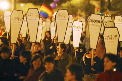 <b>8 de marzo de 2004.</b> Manifestación del Día de la Mujer en Valencia, en la que las participantes enarbolan carteles que simulan féretros, con los nombres de las víctimas de la violencia de género. La proximidad de las elecciones sacó a miles de manifestantes en decenas de ciudades para reclamar la igualdad de derechos.