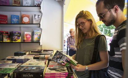 Lectores en la pasada Feria del Libro de Madrid.