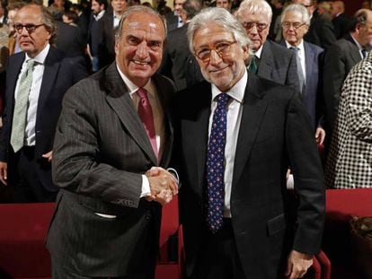 El empresario y expolítico Josep Sánchez Llibre (d), hoy junto a su antecesor Joaquim Gay de Montellà. 
