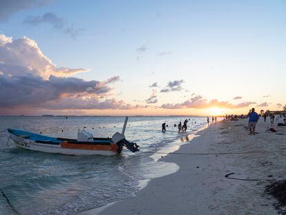 Turistas se bañan en las playas de Isla Mujeres, Quintana Roo.
