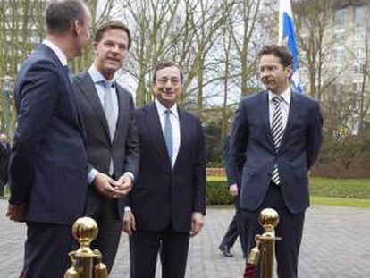 El primer ministro holandés, Mark Rutte (2º izq), charla con el presidente del Banco Central de Holanda, Klaas Knot (izq), el ministro de Finanzas holandés, Jeroen Dijsselbloem (der), y el presidente del Banco Central Europeo, Mario Draghi (2º der), en la residencia oficial Catshuis de La Haya, en Holanda.