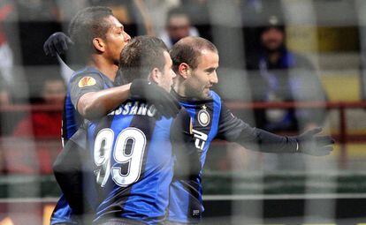 El delantero argentino del Inter Rodrigo Palacio celebra con sus compañeros el gol que ha marcado.