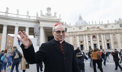 El cardenal Santos Abril, en la plaza de San Pedro el 11 de marzo.