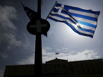 Una bandera griega ondea frente al Parlamento.