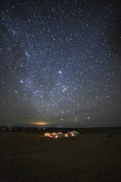 Un campamento en el desierto del Sáhara, en Marruecos, bajo un cielo estrellado.