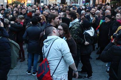 Manifestantes besándose en Chueca en repulsa a las pseudoterapias ilegales del obispado de Alcalá para supuestamente curar la homosexualidad. 