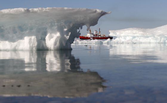 Un rompehielos canadiense surca la bahía Resolute en Nunavut, territorio autónomo de Canadá.