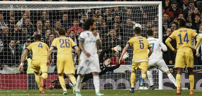 Cristiano marca desde el punto de penalti.