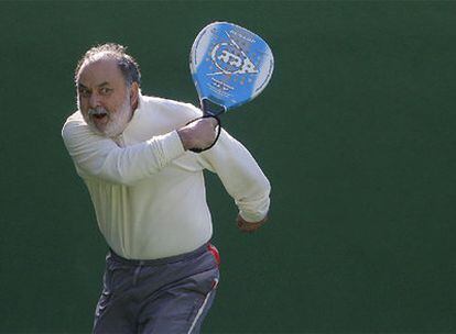 Ángel Juanes, practicando ayer el pádel, deporte en el que pone casi tanta pasión como en presidir la Audiencia Nacional.