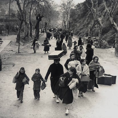 Una larga fila de españoles, cruzando la frontera de Francia en enero de 1939.