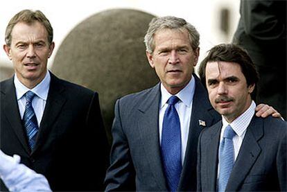 Tony Blair, George W. Bush y José María Aznar, ayer, poco antes de su encuentro en Terceira.