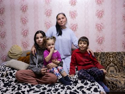 Olga, que padeció una tuberculosis muy agresiva hace tres años, y tres de sus cinco hijos, en su casa en Balti, al norte de Moldavia, el 7 de noviembre.
