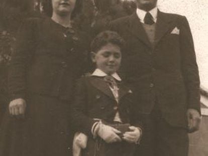 Francisco Ros, su mujer María y su hijo Salvador, el día de la comunión del niño en 1942.