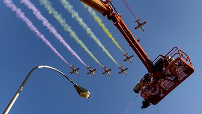 La Patrulla Águila dibuja la bandera de España en el cielo de Madrid al terminar el desfile militar en el Día de la Hispanidad.