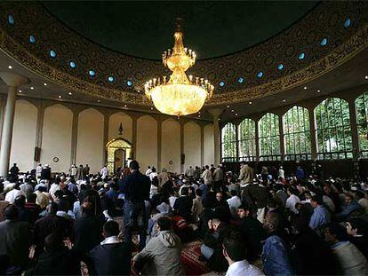 Una multitud de fieles, en la mezquita central de Regent&#39;s Park, en Londres, durante la oración del pasado viernes.