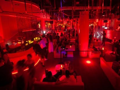 Varias personas en la discoteca Opium de Barcelona, el pasado 1 de julio. / JUAN BARBOSA