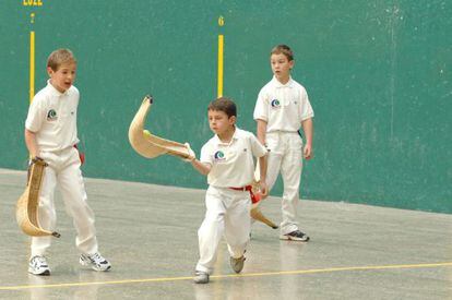 Tres alumnos de la escuela de cestapunta de Markina, Bizkaia