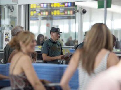 La Guardia Civil se deja ver discretamente en los controles de seguridad del aeropuerto