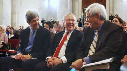 John Brademas, flanqueado por John Kerry (izquierda) y Newt Gingrich en 2007. 