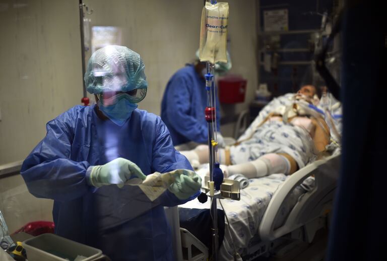Personal médico atiende a un paciente de coronavirus en un hospital en la Ciudad de México.