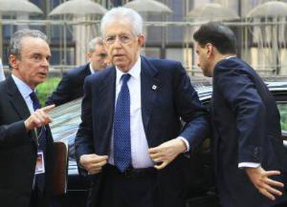 El primer minsitro italiano, Mario Monti (c). EFE/Archivo