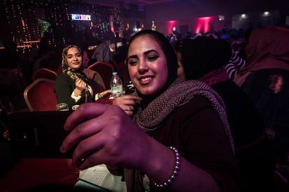 Rreem, haciendo un 'selfie' en la fiesta de año nuevo de 2019, celebrada la noche del 30, ya que Hamás prohibió las reuniones públicas en la noche del 31 de diciembre.