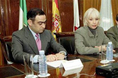 Teófila Martínez y Manuel Rodríguez de Castro, en una conferencia de prensa en enero de 2001.