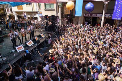 La MODA (La maravillosa Orquesta del Alcohol), se presenta durante su actuación en la Plaza del Trigo en Aranda de Duero, el 10 de agosto de 2018.