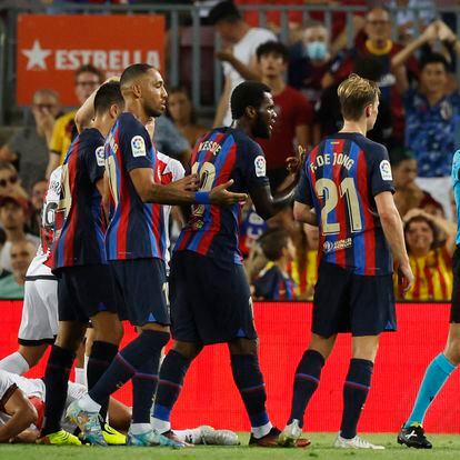 Soccer Football - LaLiga - FC Barcelona v Rayo Vallecano - Camp Nou, Barcelona, Spain - August 13, 2022 FC Barcelona's Frenkie de Jong and Franck Kessie remonstrate with referee Alejandro Hernandez Hernandez after he shows a red card to Sergio Busquets REUTERS/Albert Gea