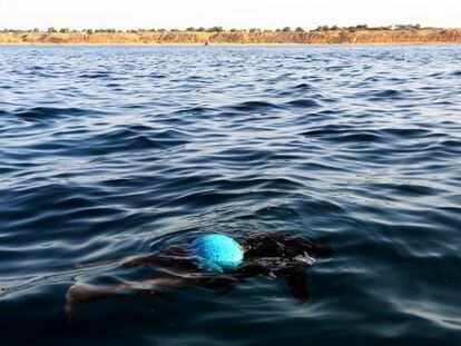 El cuerpo de una de las v&iacute;ctimas del naufragio flota en el agua, el viernes en la costa libia.