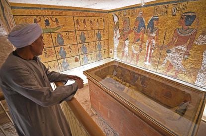 Un vigilante de la tumba de Tutankamón observa la cámara sepulcral del recinto, con el sarcófago del faraón. 